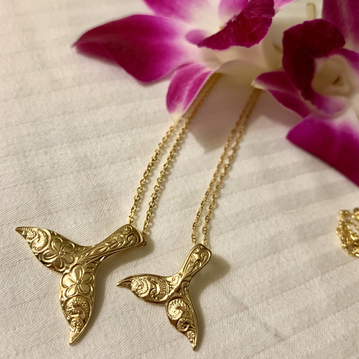 うすべに桜子 仕事募集中 Twitter પર ハワイでの結婚式の記念に おそろいのハワイハワイアンジュエリーを買ってもらいました ホエールテール クジラの尻尾 モチーフのネックレスです クジラに出会えることは幸運 ということからホエールテールには