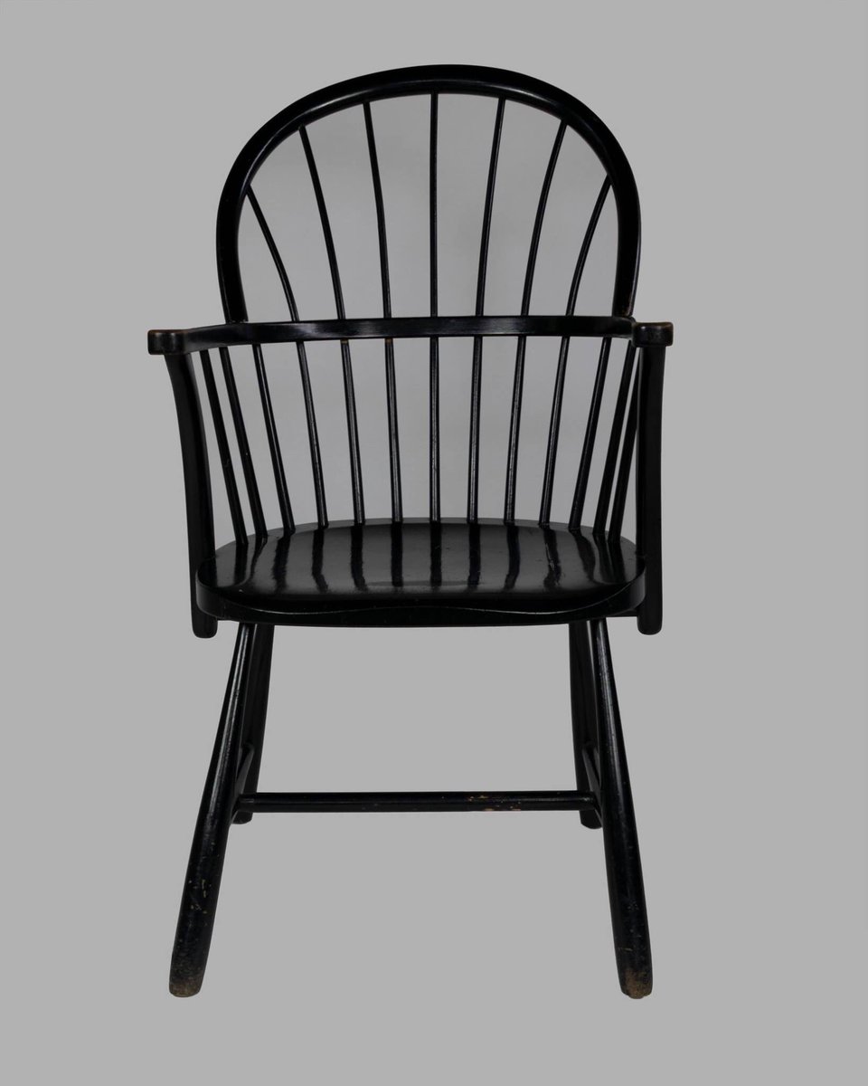 label_that's tweet photo. Frits Henningsen Windsor chair in black oak, CH-18A by Carl Hansen in the 1940s.
#thatlabel #vintage #midcentury #scandinavian #atticfind #1stdibs #fritshenningsen #frits_henningsen #henningsen #windsorchair #windsor_chair #carlhansen #carl_hansen #hansen #ch_18a #40s #fourties https://t.co/Qq6YkhRTEN