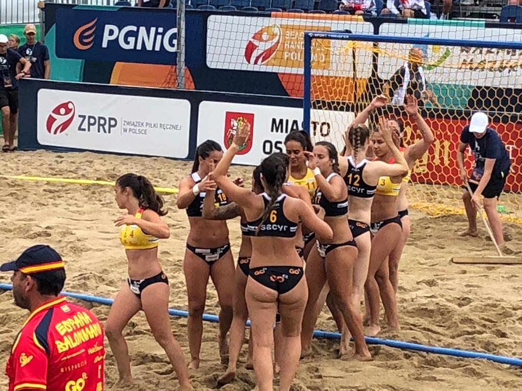 PasionBM's tweet photo. Casi pleno de triunfos de 🇪🇸 en el inicio del Europeo de #BalonmanoPlaya. Resultados de hoy en el #StareJablonki2019:
#HispanosArena 🇪🇸 vs Alemania 🇩🇪 1-2
Rumanía 🇷🇴 vs #HispanosArena 🇪🇸 0-2
#GuerrerasArena 🇪🇸 vs Italia 🇮🇹 2-0
Suiza 🇨🇭 vs #GuerrerasArena 🇪🇸 0-2
📸 @RFEBalonmano https://t.co/XzTMtlKKGj