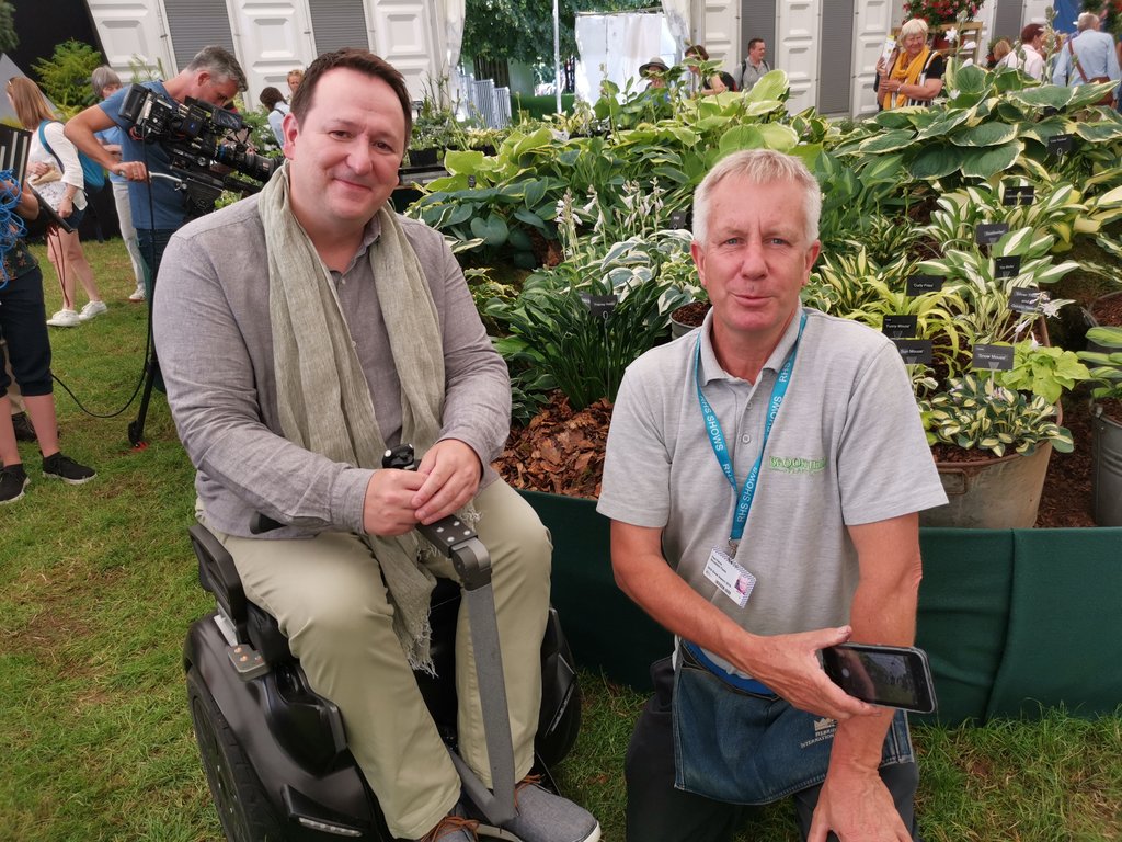 jasencavalli's tweet photo. Lovely to catch up with Paul from Birchfield plants to chat about hostas #RHSHampton @GWandShows https://t.co/88FdopMlks