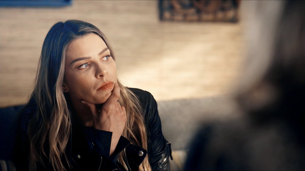 aww Chloe, she was so upset that Lucifer went somewhere without telling her, wasn't answering her calls, On her Birthday. Chloe acts absolutely adorable when she's upset #Lucifer (3x06)