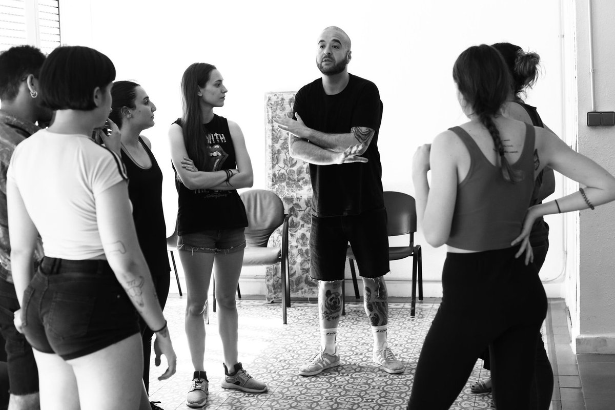ReplikaTeatro's tweet photo. ¡Últimas plazas! 🐼💥
TALLER DE INICIACIÓN A LA IMPROVISACIÓN TEATRAL impartido por #ManuelTeodulo
▷ Del 22 al 26 de julio | 18h-21h | 15 horas
.
>Reserva tu plaza en: academia@replikateatro.com o llama al 915350570
#ReplikaTeatro #AcademiaDelActor https://t.co/jwXgZZqket