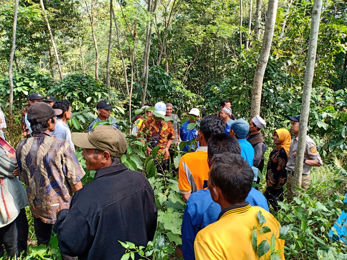 KabPlp's tweet photo. @KabPlp pendampingan pengolahan hasil perkebunan komoditas kopi mari kita sukseskan perkebunan Desa palugon kec. Wanareja kab Cilacap jawa tengah @fkp2indonesia @han_nugh https://t.co/05PDqXJjL9