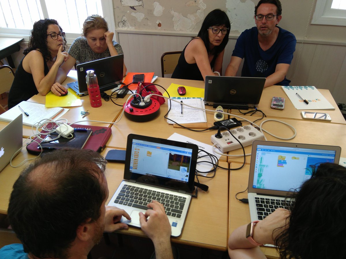 TRESDOSU_edu's tweet photo. Buscant maneres d'aplicar la #robòtica i #programació a infantil i primària. Curs Reptes i #STEAM @FTrams @petitmon_coop https://t.co/Kuzsu7VorR