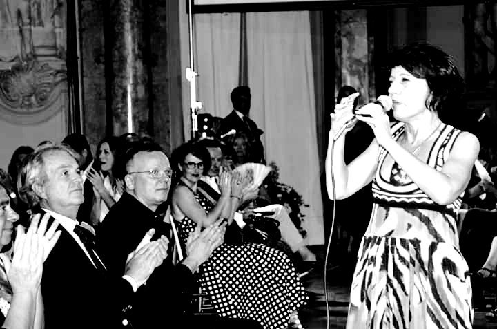 CinziaTedesco16's tweet photo. E mentre Cinzia canta, Gigi applaude.. 🎶🎙️😁
#Sfilata #AltaModa #JamalTaslaq #grandeevento #RomaCaputArte grazie al grande @_GigiDAlessio_ #splendidapadronadicasa #ElenaParmegiani @musica_jazz
Photo by Angelo Apolito https://t.co/lTE8vi52M1