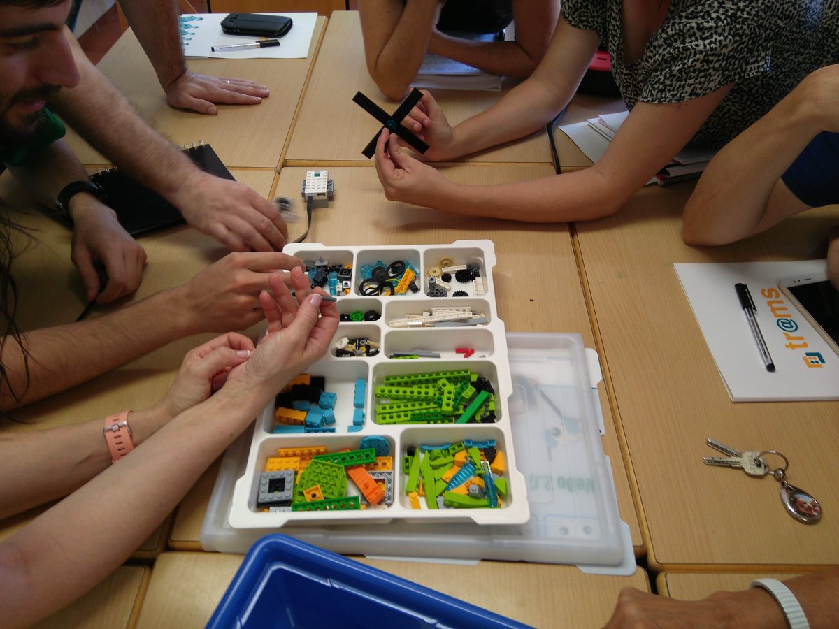 TRESDOSU_edu's tweet photo. Buscant maneres d'aplicar la #robòtica i #programació a infantil i primària. Curs Reptes i #STEAM @FTrams @petitmon_coop https://t.co/Kuzsu7VorR