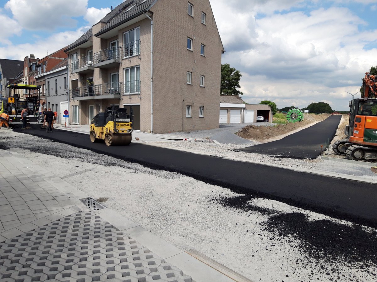 GemZwevegem's tweet image. Nog een week en daarna kan je vanuit #Marke, via #Kortrijk naar #Avelgem fietsen langs het #Guldensporenpad. De werken in de Otegemstraat in #Zwevegem zijn zeker tegen volgende dinsdagmiddag afgerond.