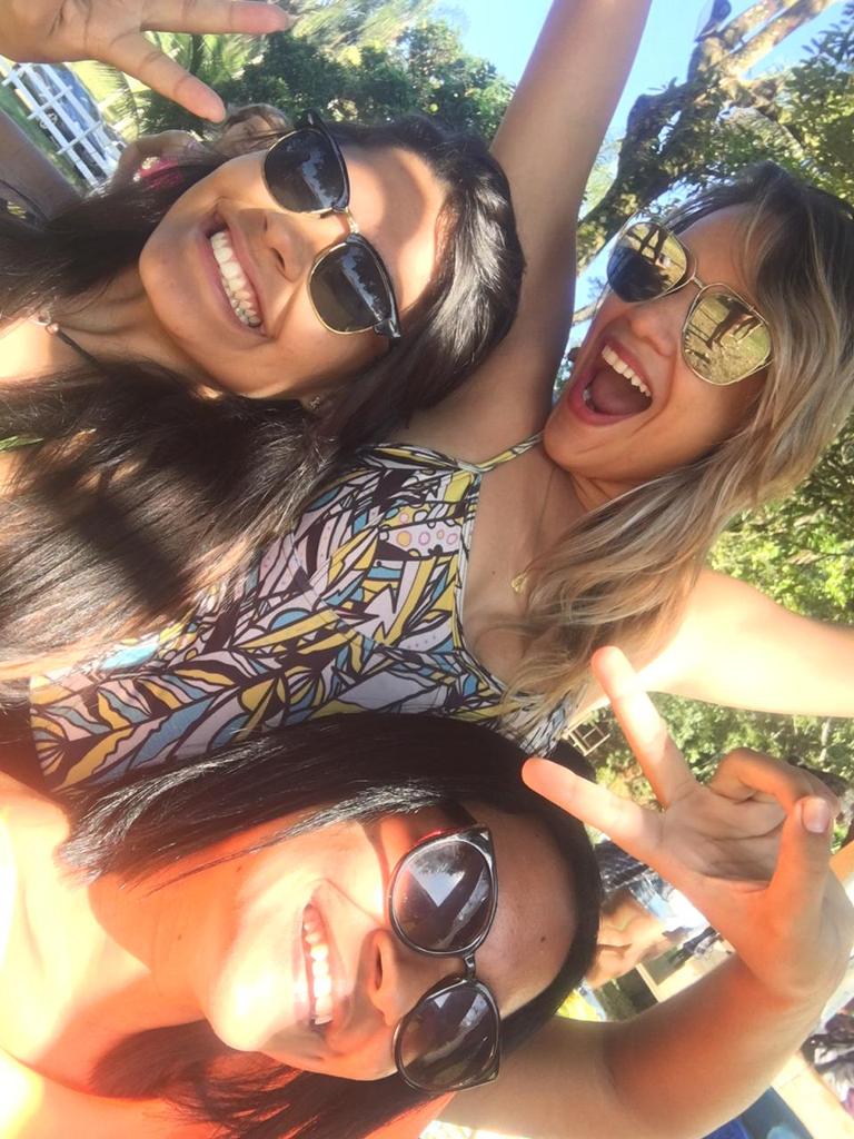 _micheleeev's tweet photo. quem vê a gente assim nem sabe como ficou o cabelo depois que molhou 😂♥️
#intercamp https://t.co/mwSqgrcBZr