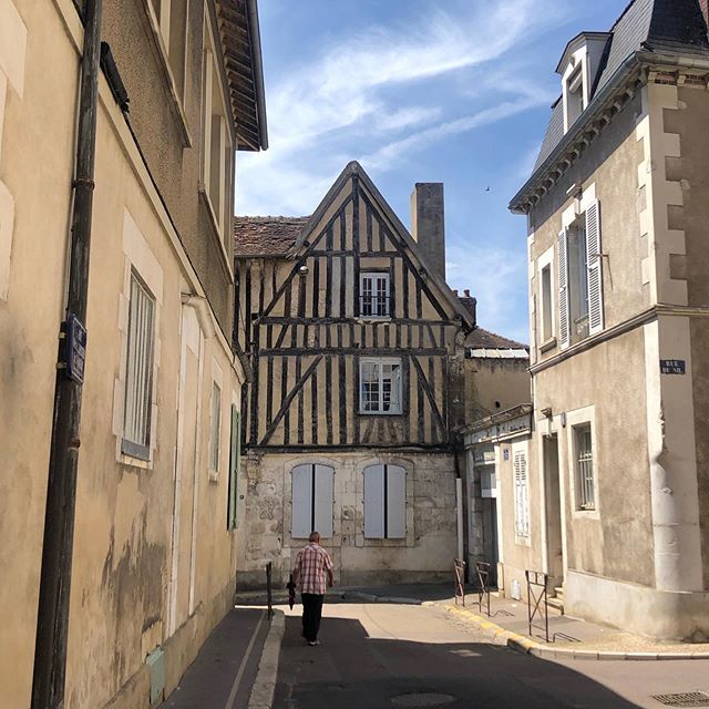 haveneverbeen's tweet photo. Hunting shadow ☀️ #architecturephotography #architecture_view #architecture_lovers #architecture_hunter #cityscape #citybreak #traveldeeper #travelgram #travelling #trippin #france #burgundy #bourgognetourisme #auxerre https://t.co/Q7zVtX96CV https://t.co/kdsp3WJ8fX