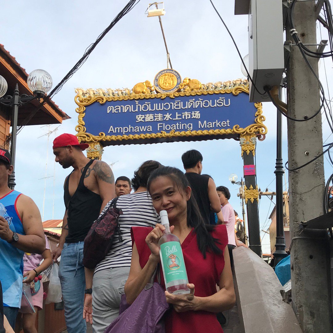 BallsVodka's tweet photo. @suphachriicchiirangkuul sporting #BallsVodka as she boards the Amphawa Floating Market located in the Samut Songkhram Province. 

#Thailand #BallsVodka #Ballsaroundtheworld #Asia #FloatingMarket https://t.co/3zY4Aqbwwf