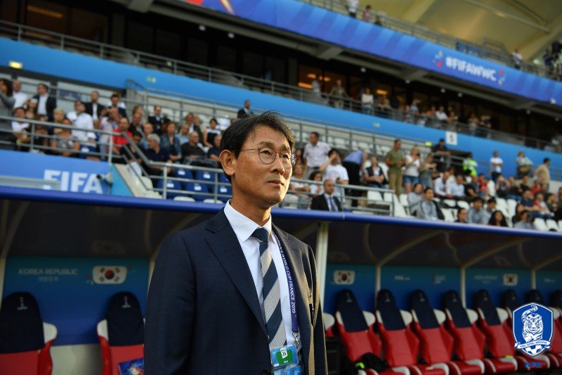 theKFA's tweet photo. 한국여자축구 황금세대 이끈 윤덕여 감독, 대표팀 감독직에서 물러난다
기사보기▶ https://t.co/JBUxeD4aYD https://t.co/2huYEcs30N