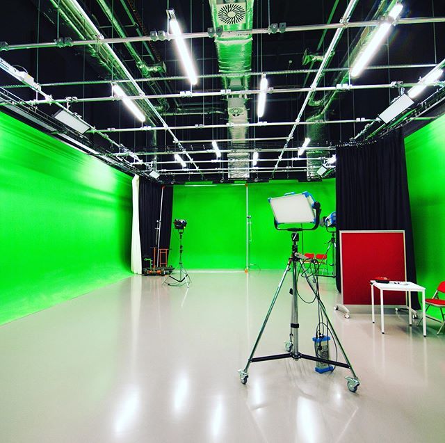 TheStudioPeople's tweet photo. Leeds Arts University - new film studio!! #greenscreen #tvstudio #leedsartsuniversity 🎬 https://t.co/ycDiwse1yw https://t.co/UzP0fC9UhI