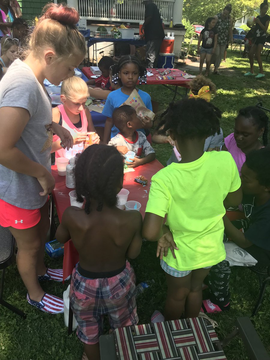 ellenpullins's tweet photo. “My hands to larger service” #4Hcommunityservice #leadersinthering https://t.co/VE4msDD0G9