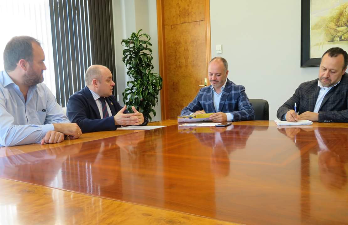 regades's tweet photo. 📷 Las directivas del Consello Galego de Enxeñeiros Técnicos Industriais (#CGETI) y de la Asociación de profesionales de Seguridad y Salud Laboral de Galicia (#APROSAL) presentándome, esta mañana, los objetivos y contenidos Congreso Internacional PRL y Seguridad Industrial 4.0. https://t.co/Q4pMXOj3l8