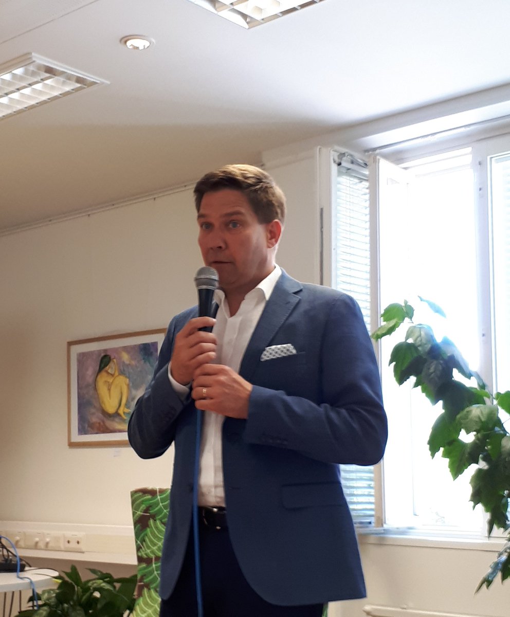 Ministern för nordisk samarbete och jämställdhet <a href="/tblomqvist/">Thomas Blomqvist</a> <a href="/Ulkoministerio/">MFA Finland 🇫🇮</a> <a href="/oikeusmin/">Oikeusministeriö</a> på Hangö bibliotek: Nordiska ärenden och jämställdhet passar mycket bra ihop!