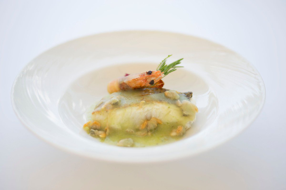 AlejaCatering's tweet photo. ¡Comenzamos con las recetas veraniegas en @ondaceromalaga ! Hoy repasamos una receta clave de estos 15 años Merluza al Horno con Salsa Verde https://t.co/pty1SoqXnq https://t.co/CDbHOqlvJa