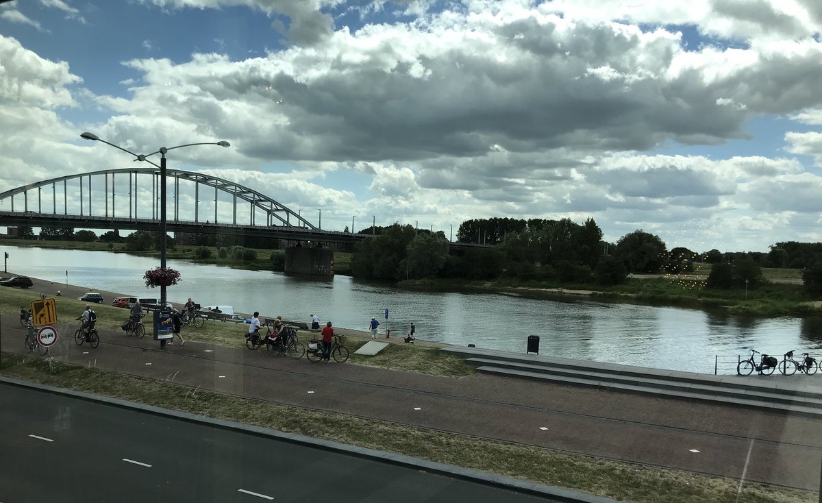 Extraparlementair college van <a href="/limburg/">Provincie Limburg</a> vergadert extraterritoriaal! Met andere nieuwe provinciebesturen bijeen in #Arnhem <a href="/provgelderland/">Provincie Gelderland</a> <a href="/IPO_Provincies/">IPO</a>