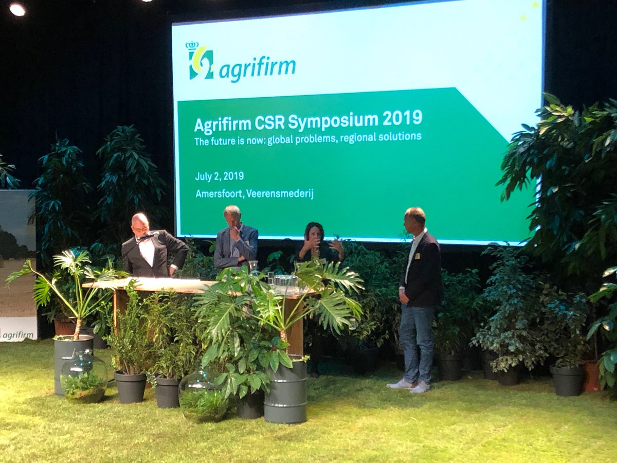 MichelJNL's tweet image. Gezonde discussie over biodiversiteit tussen Jan Reinier de Jong en Louise Vet op het #CSR symposium van #Agrifirm “komt maar eens bij ons kijken” aldus JRdeJong, “we werken al 30jaar aan biodiversiteit!!!”