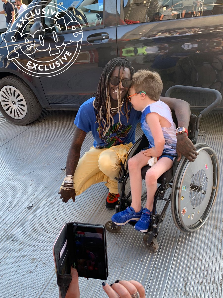 YoungStonerLife's tweet photo. Young Thug brought a sick fan on stage for a meet and greet in Stockholm 🇸🇪
The parents explain that Young Thug is the child’s favorite artist and was excited to see him live 🙏💚 Slime Love All The Time 🕷 @youngthug https://t.co/KLYBg8on8T