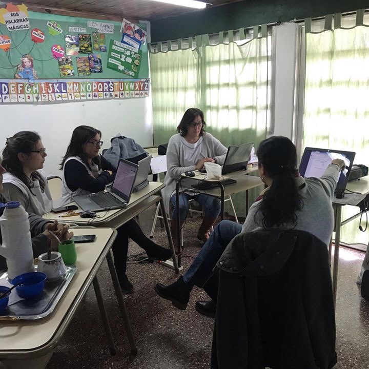 ciiehenderson's tweet photo. Acompañamiento Escuela a docentes de la Esc. Especial N 501 sobre el trabajo con ABP y Tic a cargo de la capacitadora @moni_ehernandez @VicZorraquin https://t.co/e4HNpSJzWb