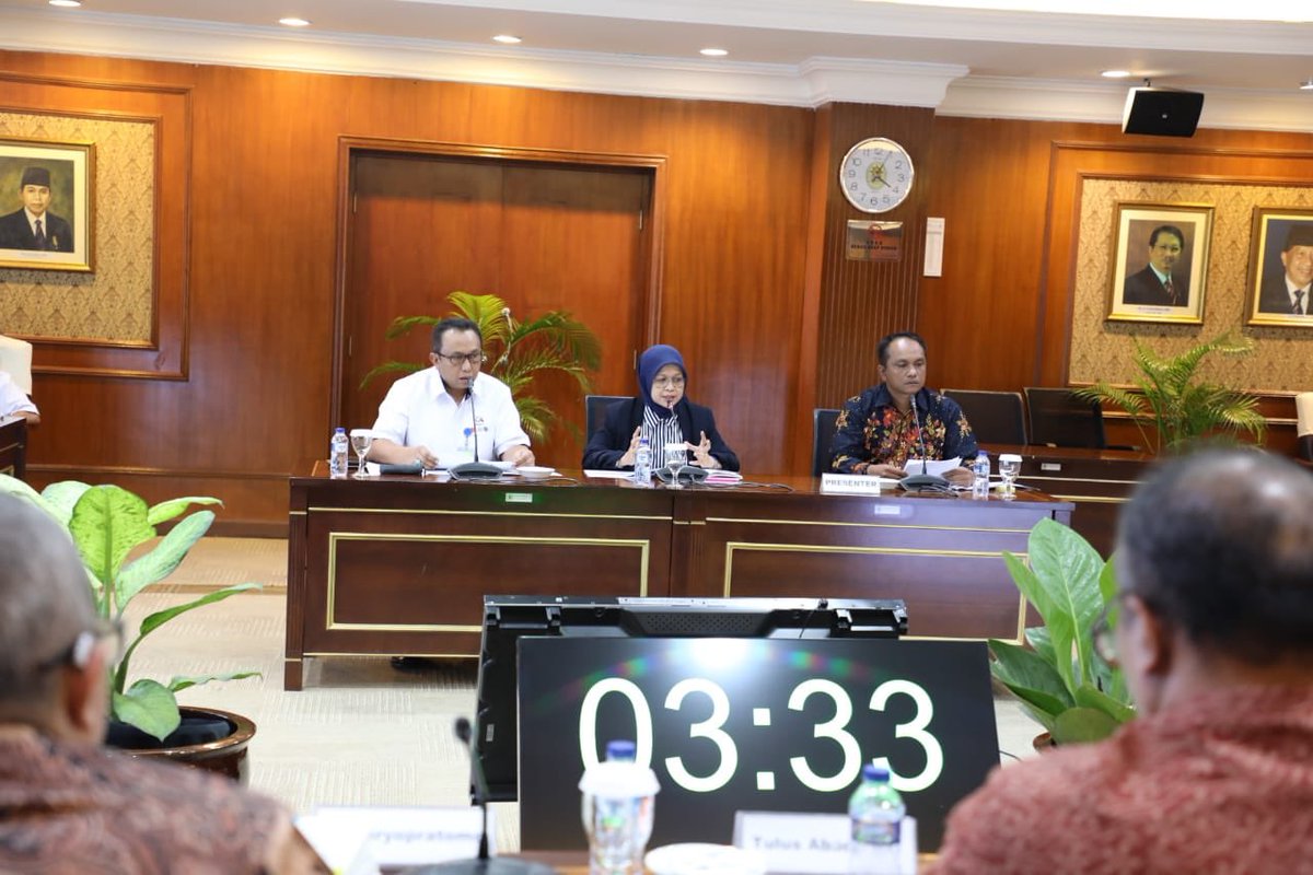 bppmhkp's tweet photo. Ka BKIPM @rinajanwar2201 sbg penyaji materi pd Penilaian Tahap Presentasi dan Wawancara TOP 45 Inovasi Pelayanan Publik 2019 di hadapan Tim Panel Independen yg bertempat Kementerian PANRB. Hadir mendampingi Ka @PUSAT_SSK_BKIPM dan Ka @PUSAT_SSK_BKIPM #OSSQGoTOP45 #KKPgoTOP45 https://t.co/YVGXq5X9KU
