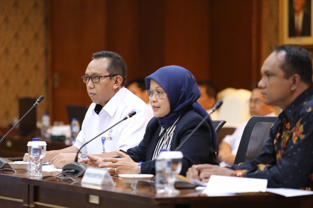 bppmhkp's tweet photo. Ka BKIPM @rinajanwar2201 sbg penyaji materi pd Penilaian Tahap Presentasi dan Wawancara TOP 45 Inovasi Pelayanan Publik 2019 di hadapan Tim Panel Independen yg bertempat Kementerian PANRB. Hadir mendampingi Ka @PUSAT_SSK_BKIPM dan Ka @PUSAT_SSK_BKIPM #OSSQGoTOP45 #KKPgoTOP45 https://t.co/YVGXq5X9KU