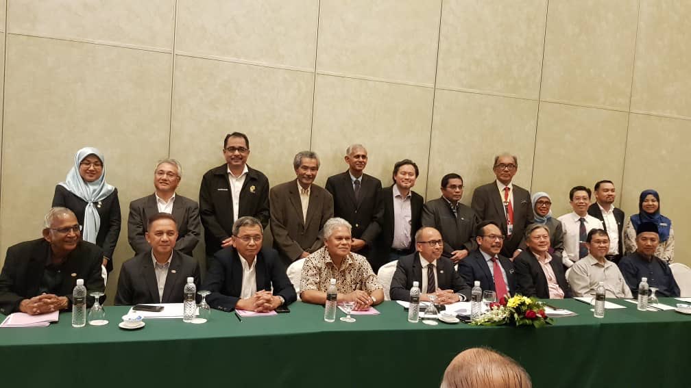 RoslanMdTaha's tweet photo. Chairing 22nd AGM Road Engineering Association Malaysia (REAM). Proud to pass the presidentship post to Dato Ir Dr Meor Abdul Aziz @kpkrjkr who has the right credentials to lead REAM to greater heights. 

@baru_bian
@HjAnuarTahir @JKRMalaysia 
@MOWorks 
@LLMrasmi

#REAM
#REAAA https://t.co/Ns5dOlWAaM