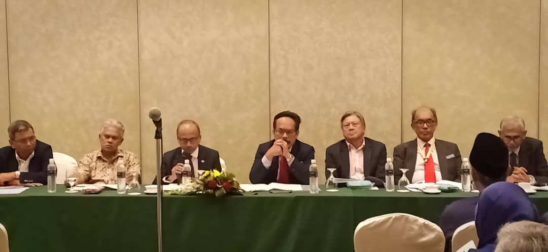 RoslanMdTaha's tweet photo. Chairing 22nd AGM Road Engineering Association Malaysia (REAM). Proud to pass the presidentship post to Dato Ir Dr Meor Abdul Aziz @kpkrjkr who has the right credentials to lead REAM to greater heights. 

@baru_bian
@HjAnuarTahir @JKRMalaysia 
@MOWorks 
@LLMrasmi

#REAM
#REAAA https://t.co/Ns5dOlWAaM