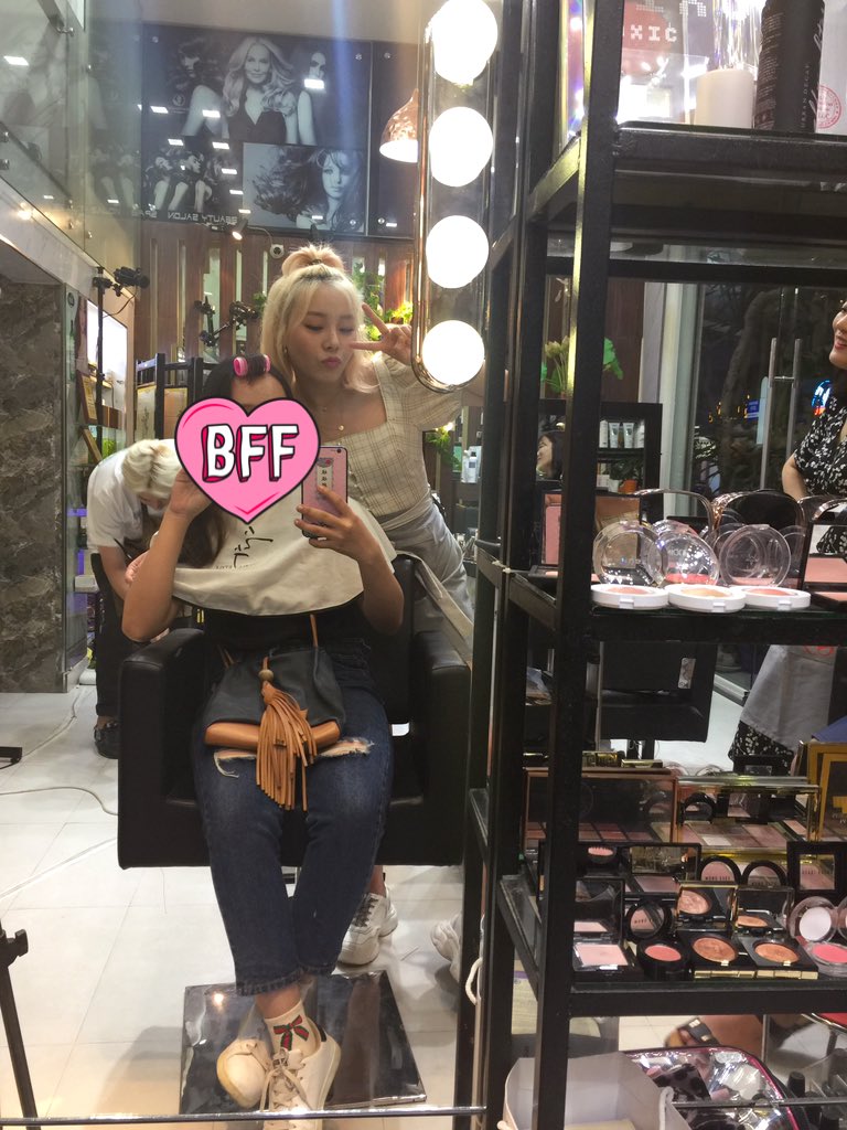 nhatanhnadove's tweet photo. Okay guys~~~~ Ashley is my make-up stylist today!!!!!! OMGGGG
My idol is my stylist on one day? Is it a dream???? 
오늘 슐리언니가 제 메이크업 스타일리스트!!!!!!! 실화냐????
감사합니다 언니 ❤️
#애슐리 #레이디스코드 #Ashley #LadiesCode https://t.co/0AhvvAHNib