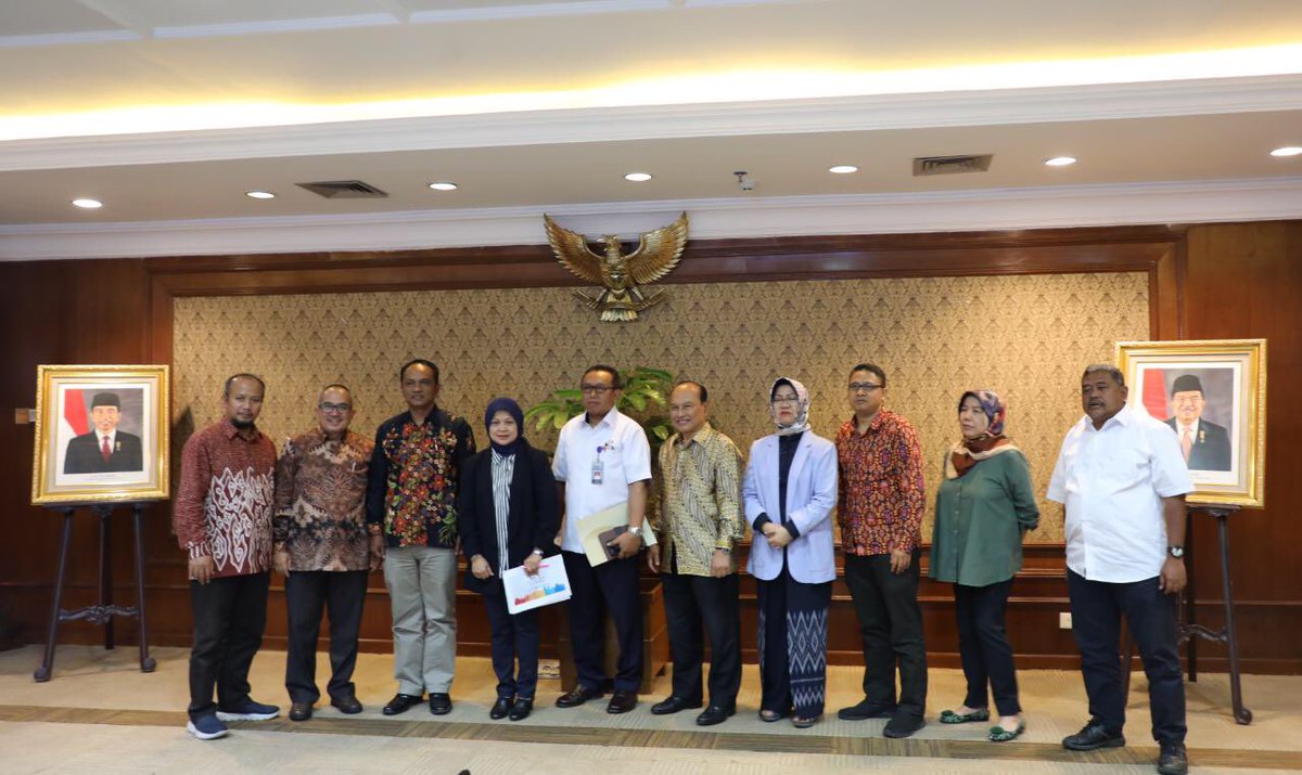 bppmhkp's tweet photo. Kompetisi Inovasi Pelayanan Publik ini diselenggarakan di lingkup K/L, Pemda, BUMN dan BUMD. Hari ini (2/7) Inovasi Pelayanan @bkipm_surabaya2 melaju menuju TOP 45 mewakili @kkpgoid dg layanan One Stop Service Quarantine #OSSQGoTOP45 #KKPgoTOP45 @susipudjiastuti @rinajanwar2201 https://t.co/81S4L9mJTC
