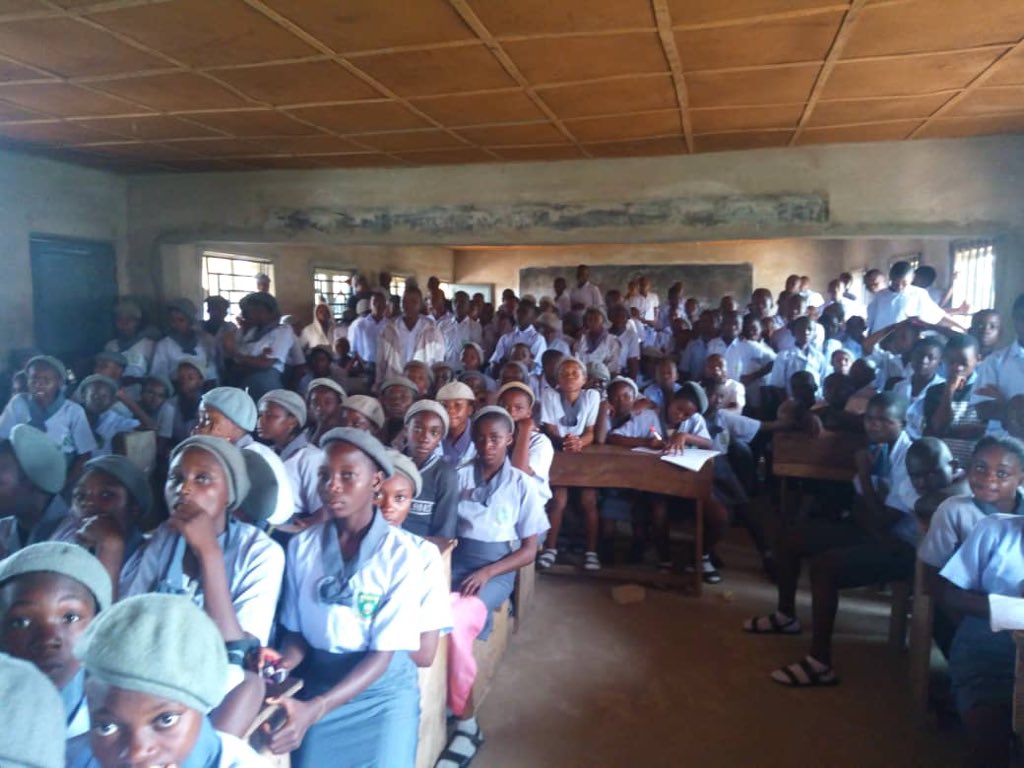 BPPCProject's tweet photo. #BPPTeam facilitated a #BPPTalk at Graceland Sec Sch Gboko LGA, Benue State
This exercise involved 835 (331M, 504F) students who were enlightened on disposing plastic bottles & stressed the need to #Reuse & #Upcycle plastics for a sustainable environment
#DevTrain
#STEiFoundation https://t.co/3VLs69kdpF