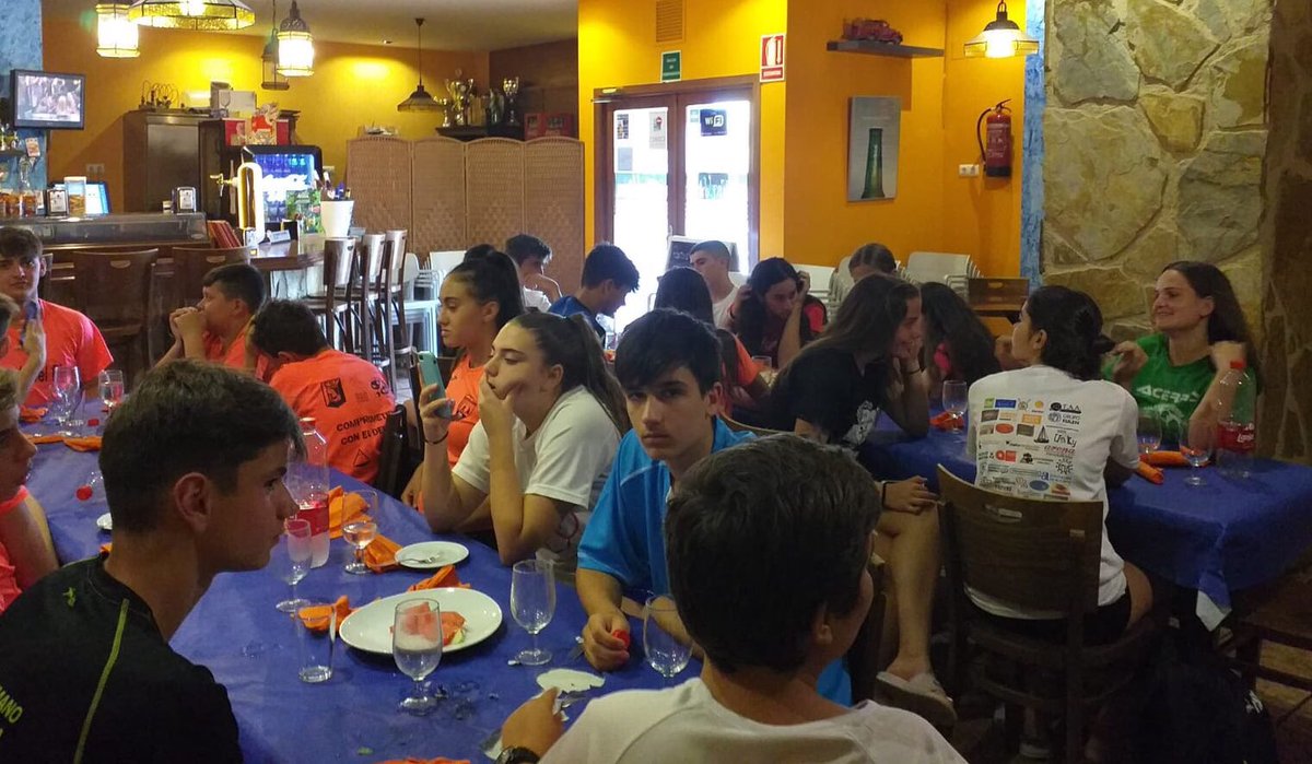 hbacademyspain's tweet photo. 🍽🥗🍎¡TODOS A COMER! Turno para coger fuerzas antes de iniciar una nueva sesión de entrenos en #HandballElite https://t.co/RJ20DHoSzU