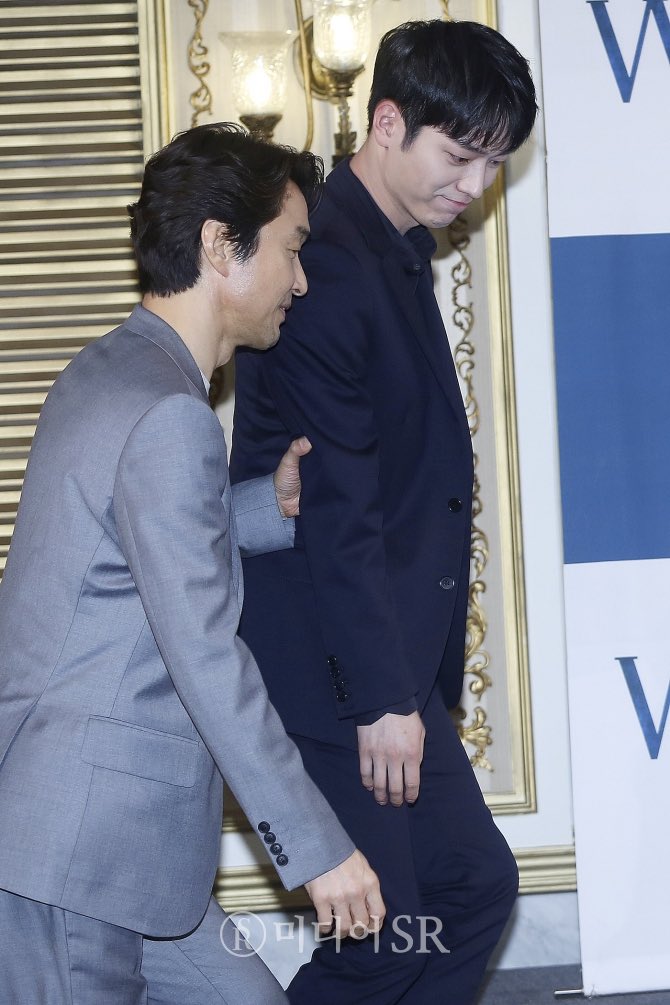 onemadtomato's tweet photo. The "Everyone, meet my son" vibes tho. Han Suk Kyu be looking like a proud dad 😂❤#왓쳐 #서강준 #WATCHER https://t.co/QLq5Y4bKOW