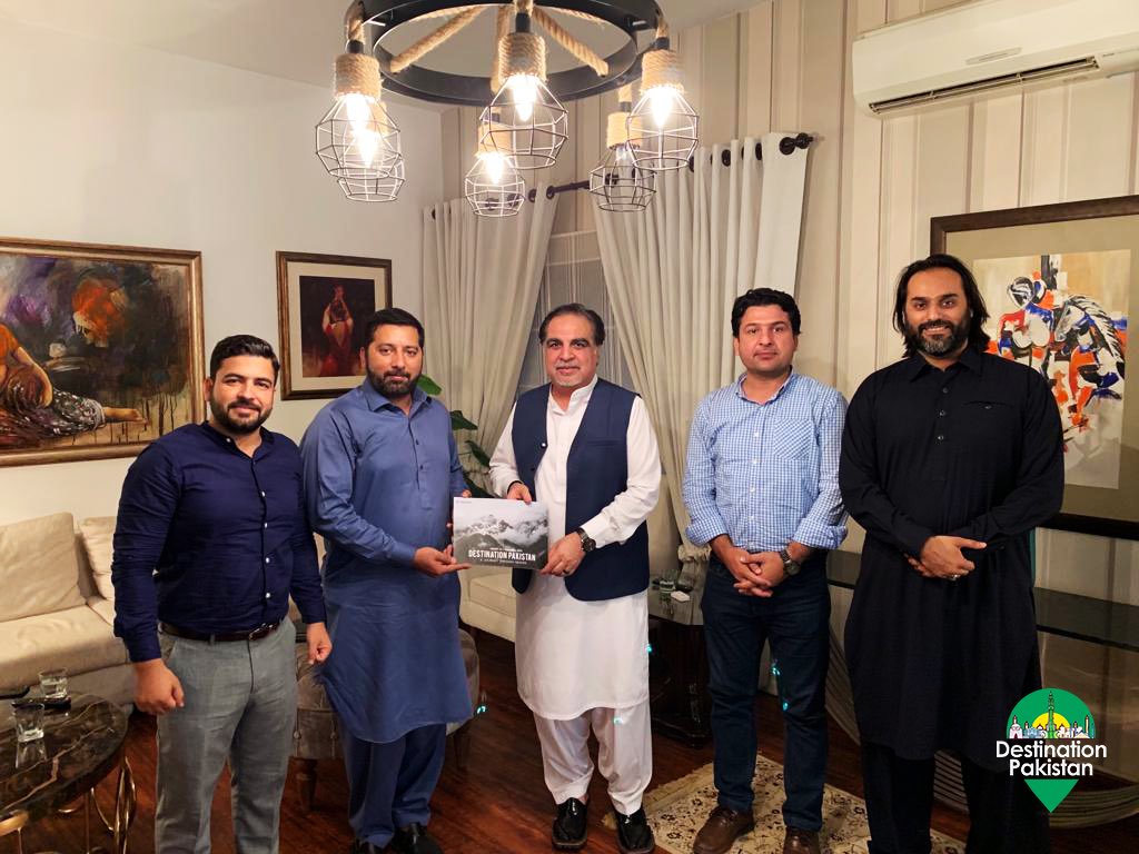 destination_pak's tweet photo. Team Destination Pakistan had a meeting with Governor of Sindh __ Imran Ismail , He assured them of his full cooperation for this campaign. 
.
#travel #tour #pakistan #team #kashmir #meeting #destination #journey #journeythroughheavens #dawn #media #news #thenews #update https://t.co/GwMRvXMSZv