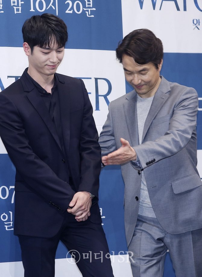 onemadtomato's tweet photo. The "Everyone, meet my son" vibes tho. Han Suk Kyu be looking like a proud dad 😂❤#왓쳐 #서강준 #WATCHER https://t.co/QLq5Y4bKOW