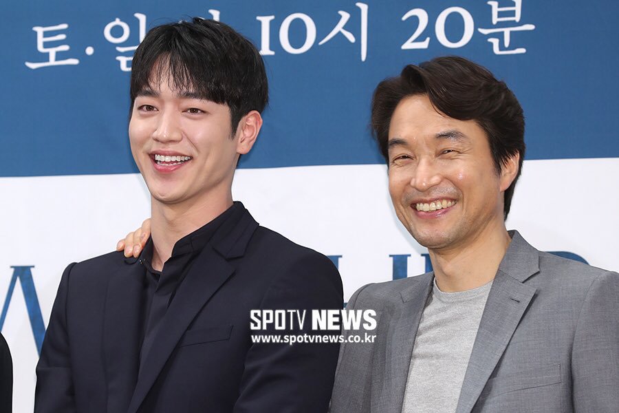 onemadtomato's tweet photo. The "Everyone, meet my son" vibes tho. Han Suk Kyu be looking like a proud dad 😂❤#왓쳐 #서강준 #WATCHER https://t.co/QLq5Y4bKOW