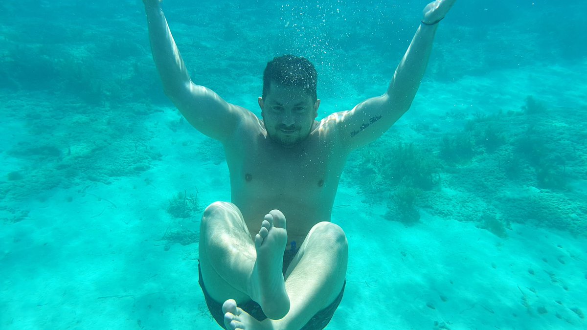 NotMinion's tweet photo. #S10HotShots @SamsungUK  this is how you dive in Cyprus :) https://t.co/Dr3ReJwCf0