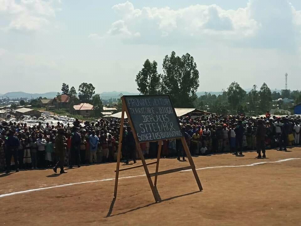 PresseRdc's tweet photo. RDC-BUNIA
Après la conférence de presse qu'il vient de tenir, le Chef de l'État @fatshi13 a rendu visite aux déplacés de DJUGU. @PresseRdc @FARDC_ @RFI @FRANCE24 https://t.co/fWVYyo2CCR