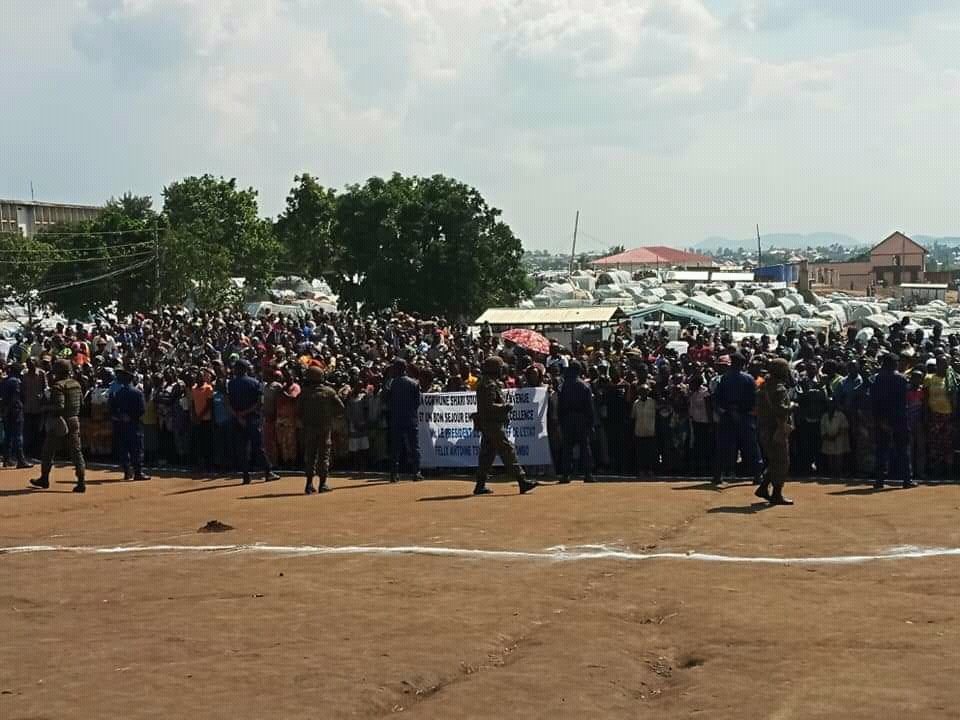 PresseRdc's tweet photo. RDC-BUNIA
Après la conférence de presse qu'il vient de tenir, le Chef de l'État @fatshi13 a rendu visite aux déplacés de DJUGU. @PresseRdc @FARDC_ @RFI @FRANCE24 https://t.co/fWVYyo2CCR