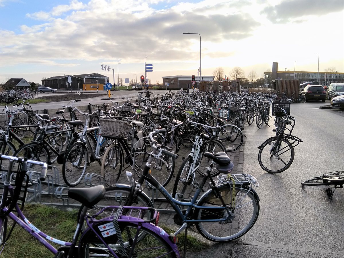Volgende week starten we met de uitbreiding van de fietsenstalling bij busstation Lemmer. Alle fietsen in de oude fietsenstalling worden maandag 8 juli verplaatst naar de tijdelijke stalling. 

🚲 Zet je fiets zodra het kan in de tijdelijke fietsenstalling die nu wordt gemaakt.