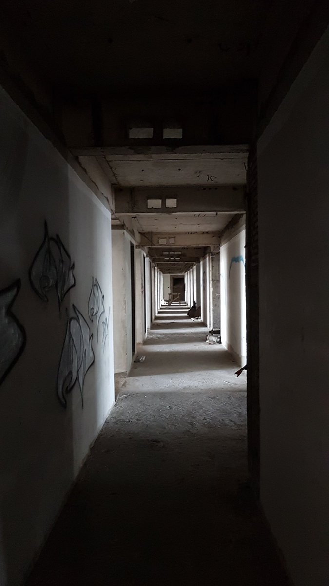 Charlene_Gr's tweet photo. Petit retour sur la #Ghosttower de Bangkok, dont la construction a été stoppée dans les années 90. Elle devait etre la plus grande et la plus luxueuse de la ville. (Admirez la vue) https://t.co/2BCID9ROah