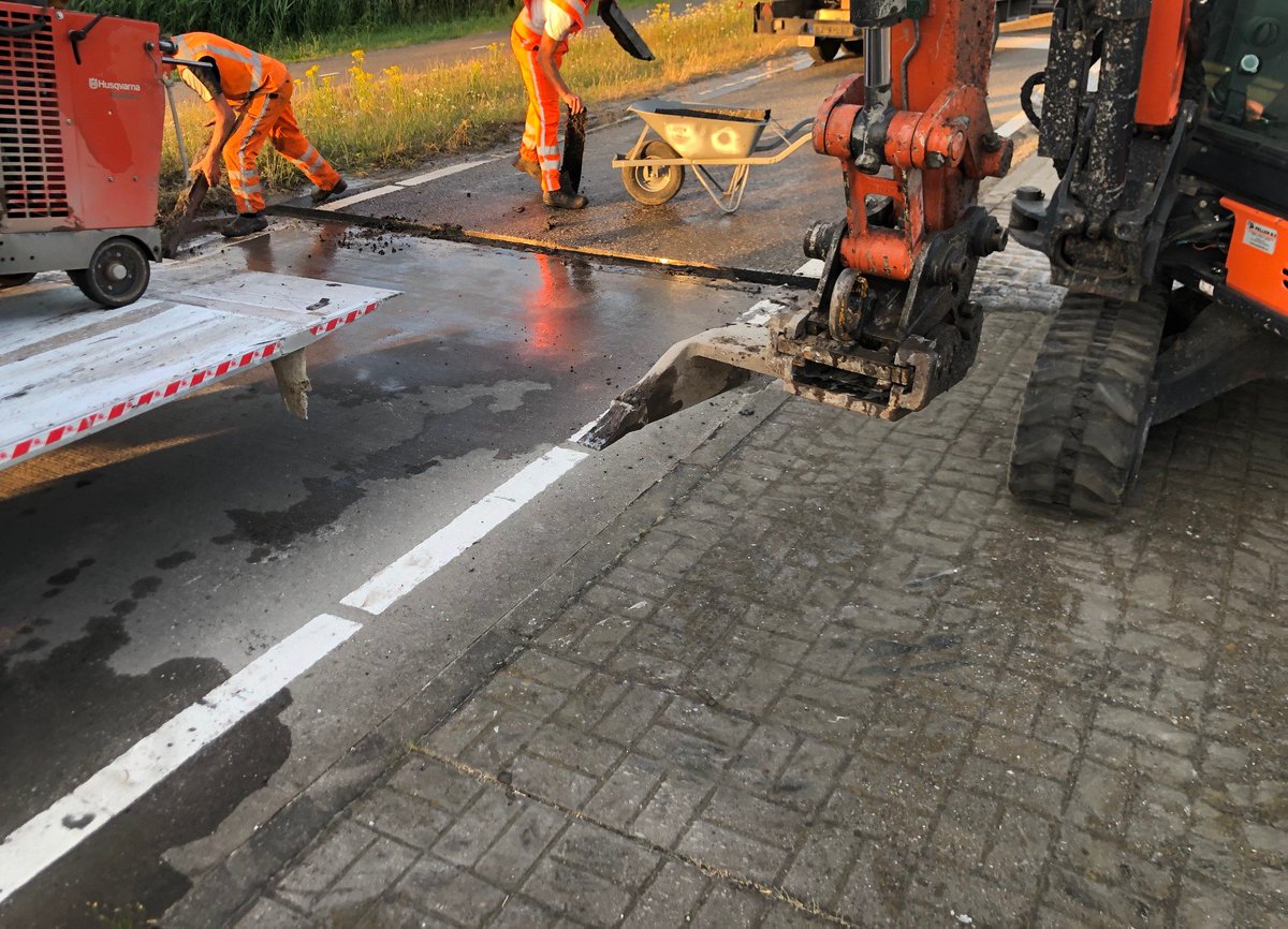 Afgelopen nacht is Brabotech begonnen met het aanbrengen van verruimingsvoegen op de aansluitingen van de asfaltwegen op de N277 op de beton rotondes. De werkzaamheden zullen ongeveer 3 weken duren. Een mooie samenwerking tussen de Vermeulen Groep en dochterbedrijf Brabotech.