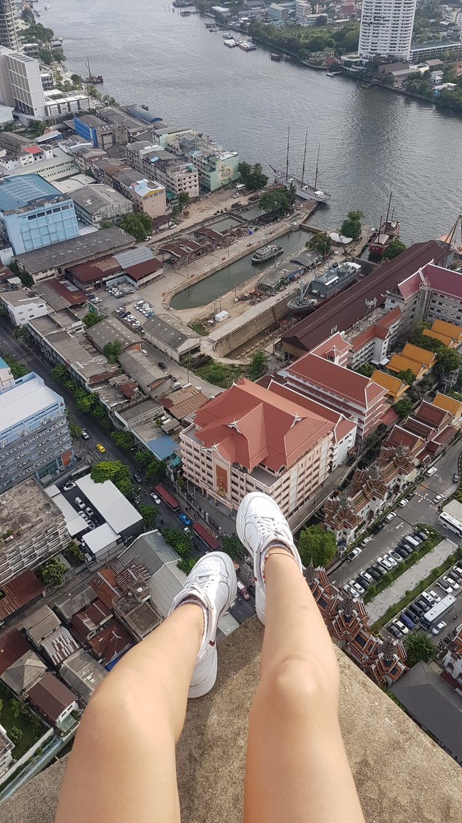 Charlene_Gr's tweet photo. Petit retour sur la #Ghosttower de Bangkok, dont la construction a été stoppée dans les années 90. Elle devait etre la plus grande et la plus luxueuse de la ville. (Admirez la vue) https://t.co/2BCID9ROah