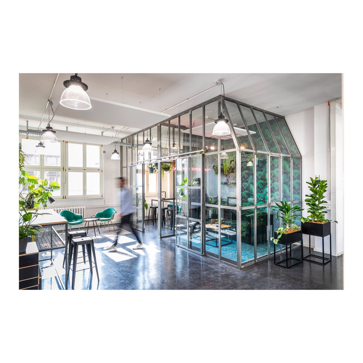 prinztraeger's tweet photo. Grow your ideas! 🌱 This is the greenhouse, an individually designed meeting-/focusroom for SIGNAL IDUNA’s Signals Open Studios in Berlin.  #innovationhub #newproject #greenhouse https://t.co/jKcgNdnY4j