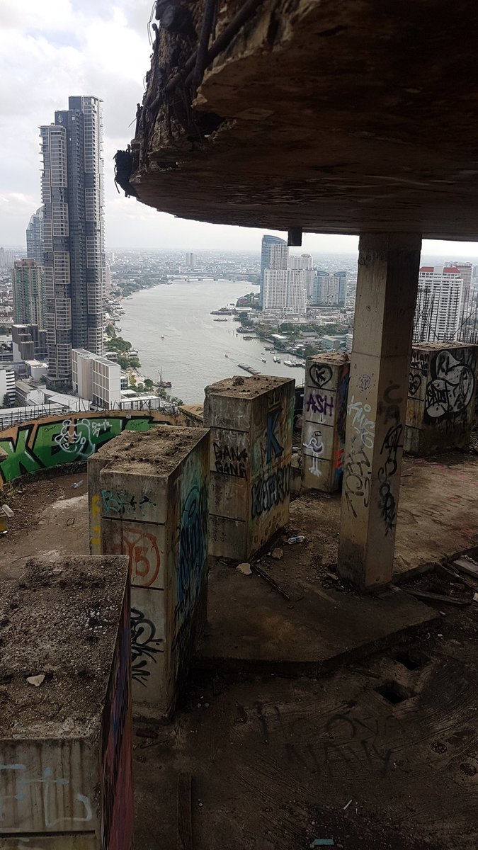 Charlene_Gr's tweet photo. Petit retour sur la #Ghosttower de Bangkok, dont la construction a été stoppée dans les années 90. Elle devait etre la plus grande et la plus luxueuse de la ville. (Admirez la vue) https://t.co/2BCID9ROah