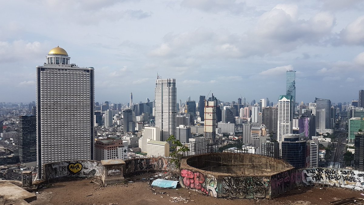 Charlene_Gr's tweet photo. Petit retour sur la #Ghosttower de Bangkok, dont la construction a été stoppée dans les années 90. Elle devait etre la plus grande et la plus luxueuse de la ville. (Admirez la vue) https://t.co/2BCID9ROah