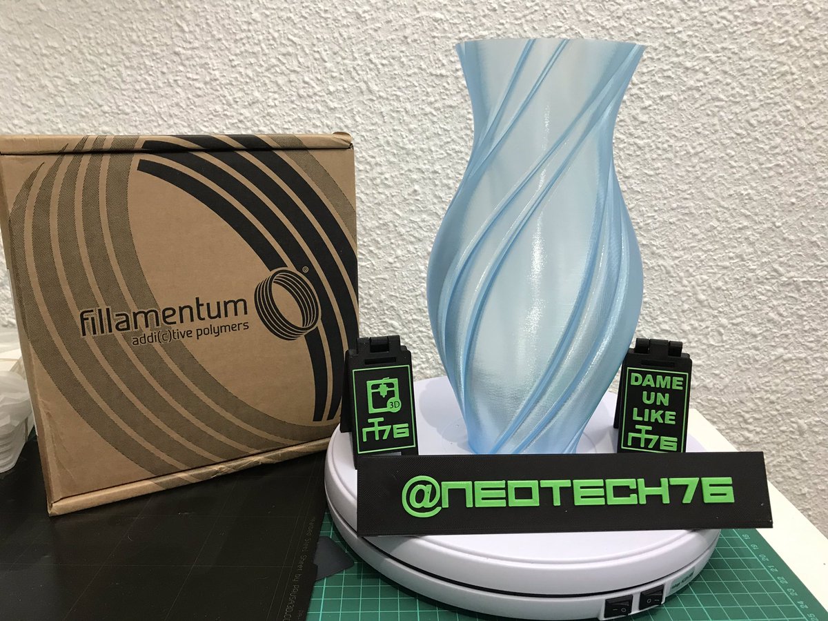 NeoTech76's tweet photo. Probando este magnífico filamento.... @Fillamentum Crystal Clear Iceland Blue PLA #PLA #crystalclearicelandblue #fillamentum #neomakers #neomaker #3dprint #3dprinters https://t.co/9EE3JpDfPk