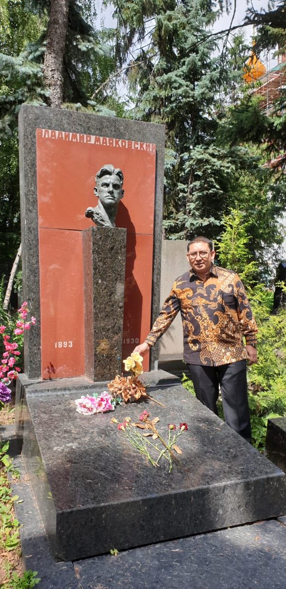 fadlizon's tweet photo. Di makam penyair Vladimir Mayakovsky (1893-1930). https://t.co/rmL5ga98M1