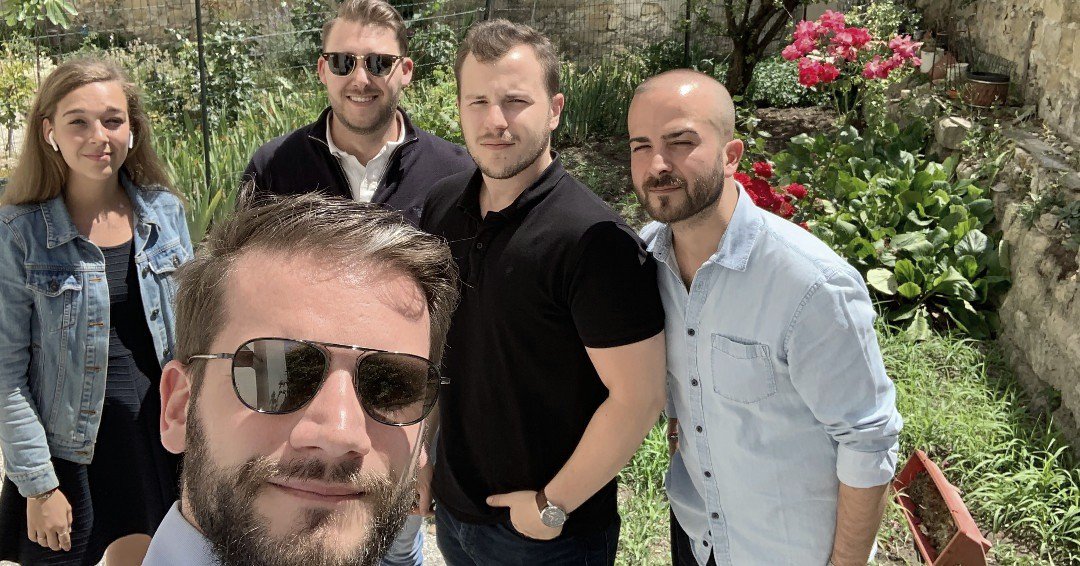 laforetparis10's tweet photo. Visite d'équipe, appartement avec une petite terrasse à Paris (+ de 30m²), on vous spoil, mais ça va arriver dans l'après-midi en Vente Privée! #Favoriz Bien joué Cédric !🌞🌴🌴🏠 https://t.co/fHSdg9N8FE