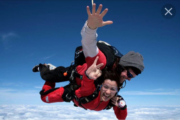 raych_unedited's tweet photo. Soooo Raychiel grabbed an image of a woman skydiving from a google search, edited that, and claimed it was her. This girl is ridiculous. 😩 https://t.co/PoZ0AY66AS